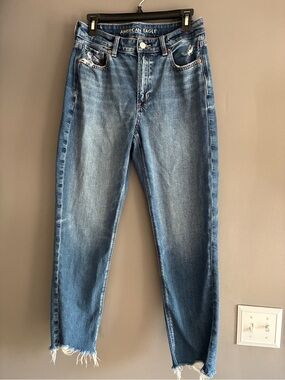 American Eagle Strigid Raw Hem Mom Jean Size 6